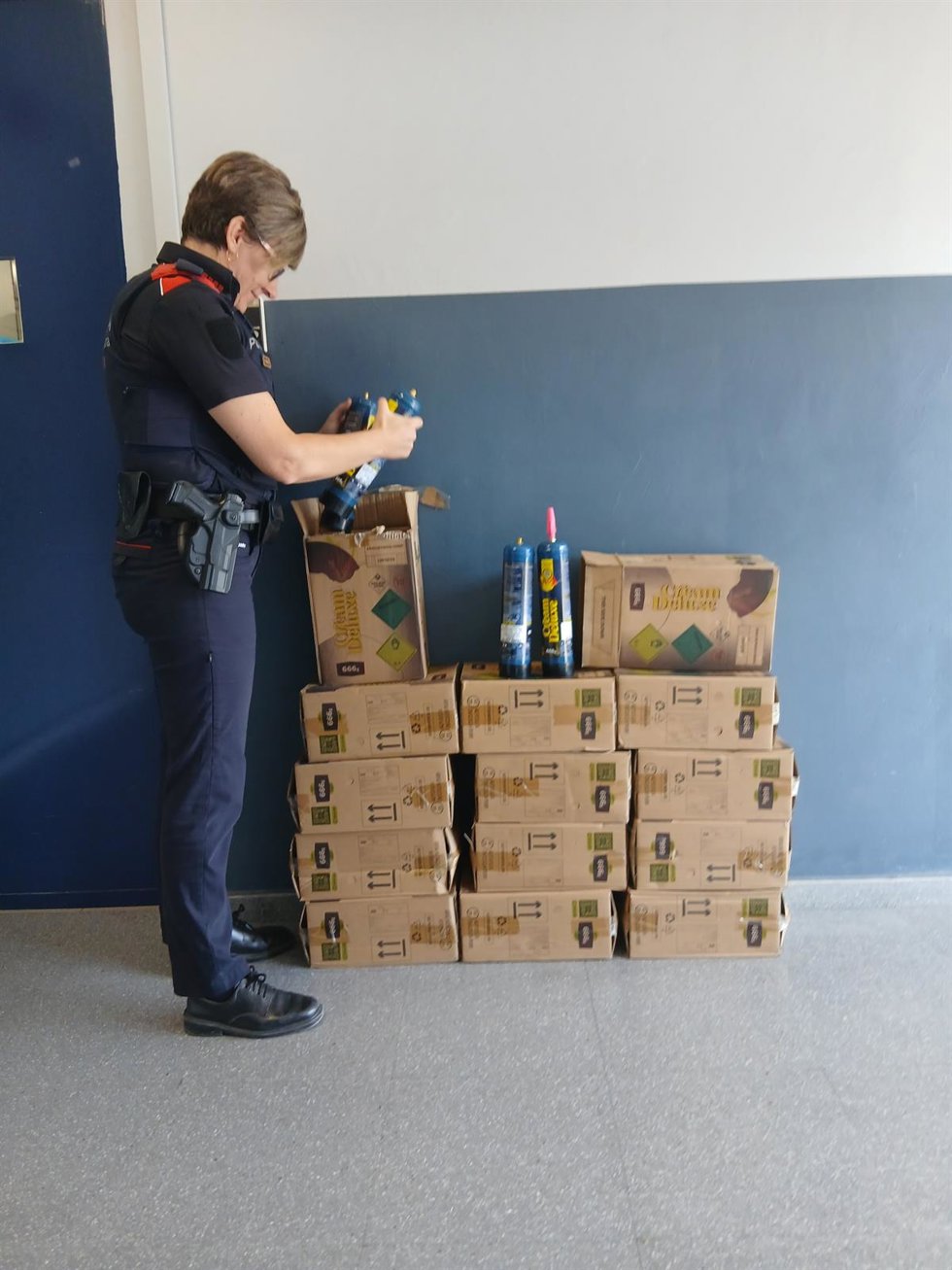 Los Mossos denuncian a 3 hombres por vender 83 botes de 'gas de la risa' en Bellpuig (Lleida)