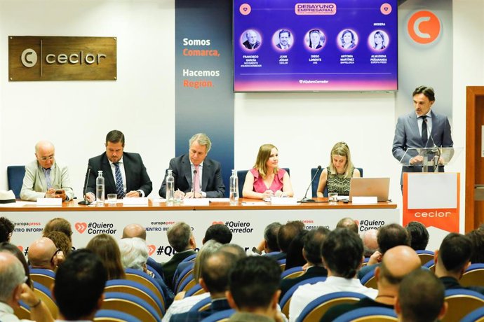 10-09-25 Desayuno Informativo De Europa Press Sobre El Corredor Del Mediterráneo. Francisco García, Juan Jodar, Diego Lorente, Antonia Martínez Y Almudena Peñarranda. El Consejero De Fomento Jorge García