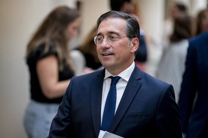 El ministro de Asuntos Exteriores, Unión Europea y Cooperación, José Manuel Albares, a su llegada a una sesión de control al Gobierno, en el Senado, a 9 de septiembre de 2025, en Madrid (España). El Gobierno se enfrenta a las preguntas de la oposición sob