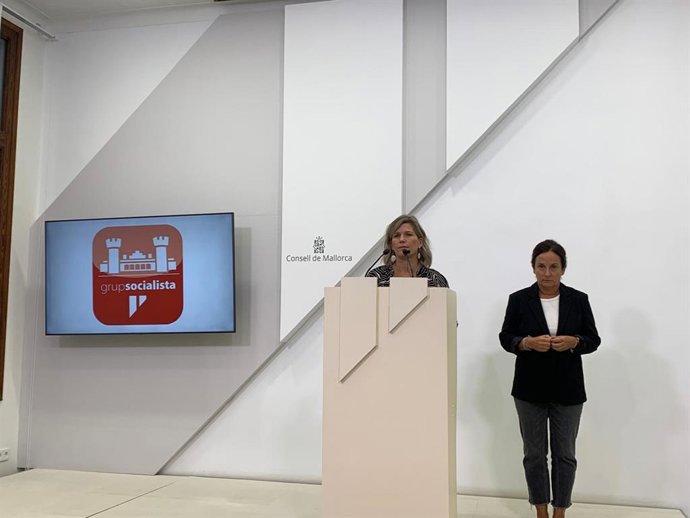 La portavoz adjunta del PSIB en el Consell de Mallorca, Sofia Alonso, en rueda de prensa.
