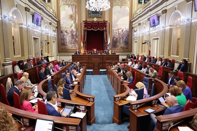 Archivo - Pleno del Parlamento de Canarias