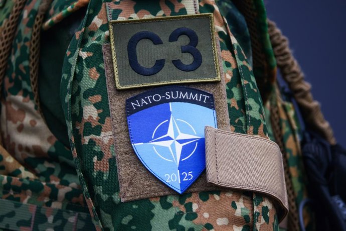 Archivo - Arquivo - Imagem de arquivo da bandeira da OTAN no uniforme de um soldado.
