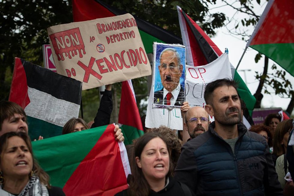 Decenas de personas durante una concentración contra la participación de Israel en la Vuelta Ciclista de España, en el Alto de San Cosme en Mos 