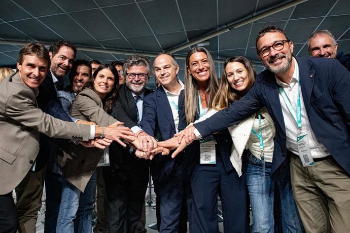 Archivo - El secretario gral. de Junts, Jordi Turull (c), la portavoz en el Congreso, Míriam Nogueras (3d), el vicepte. de Junts , Antoni Castella (3i) y la secretaria de Organización Judith Toronjo (2d) en el congreso del partido