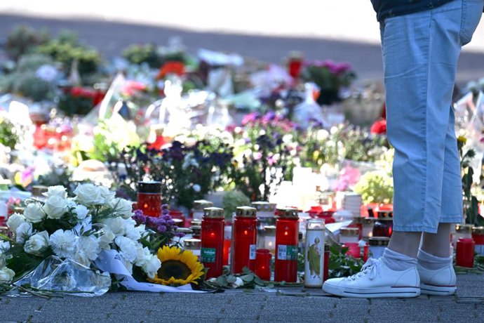 Archivo - 28 August 2024, North Rhine-Westphalia, Solingen: Flowers and Candles can be seen near the scene of a knife attack at the Solingen town festival. Several people were killed and injured in a knife attack on Friday evening at the city festival cel