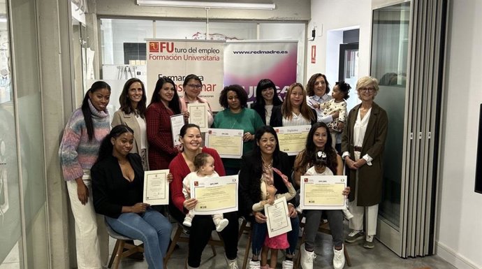Entrega de diplomas a las mujeres participantes en el Proyecto Forma + Emplea + Integra.