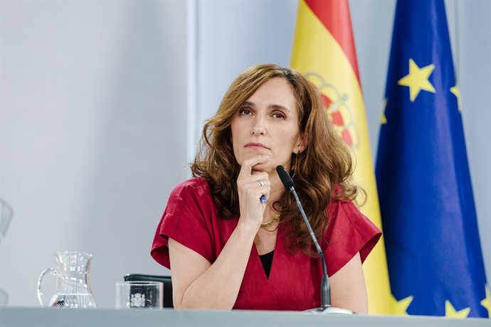 A Ministra da Saúde, Mónica García, durante uma coletiva de imprensa após a reunião do Conselho de Ministros, em 9 de setembro de 2025, em Madri (Espanha). O Ministério da Saúde levou a lei antifumo ao Conselho de Ministros, embora, pela primeira vez, ela