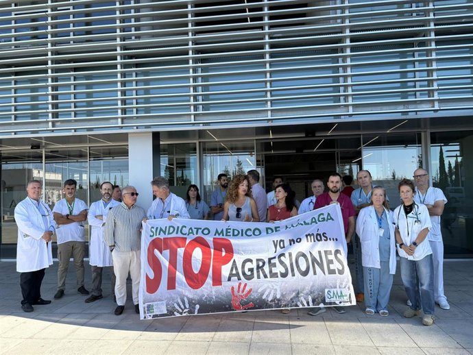Concentración de médicos para denunciar la agresión a una facultativa del Hospital Costa del Sol de Marbella.