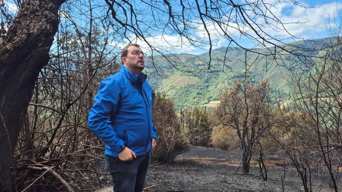 El presidente del Principado de Asturias, Adrián Barbón, visita Villamayor (Ibias) tras el incendio forestal que obligó a evacuar la población.