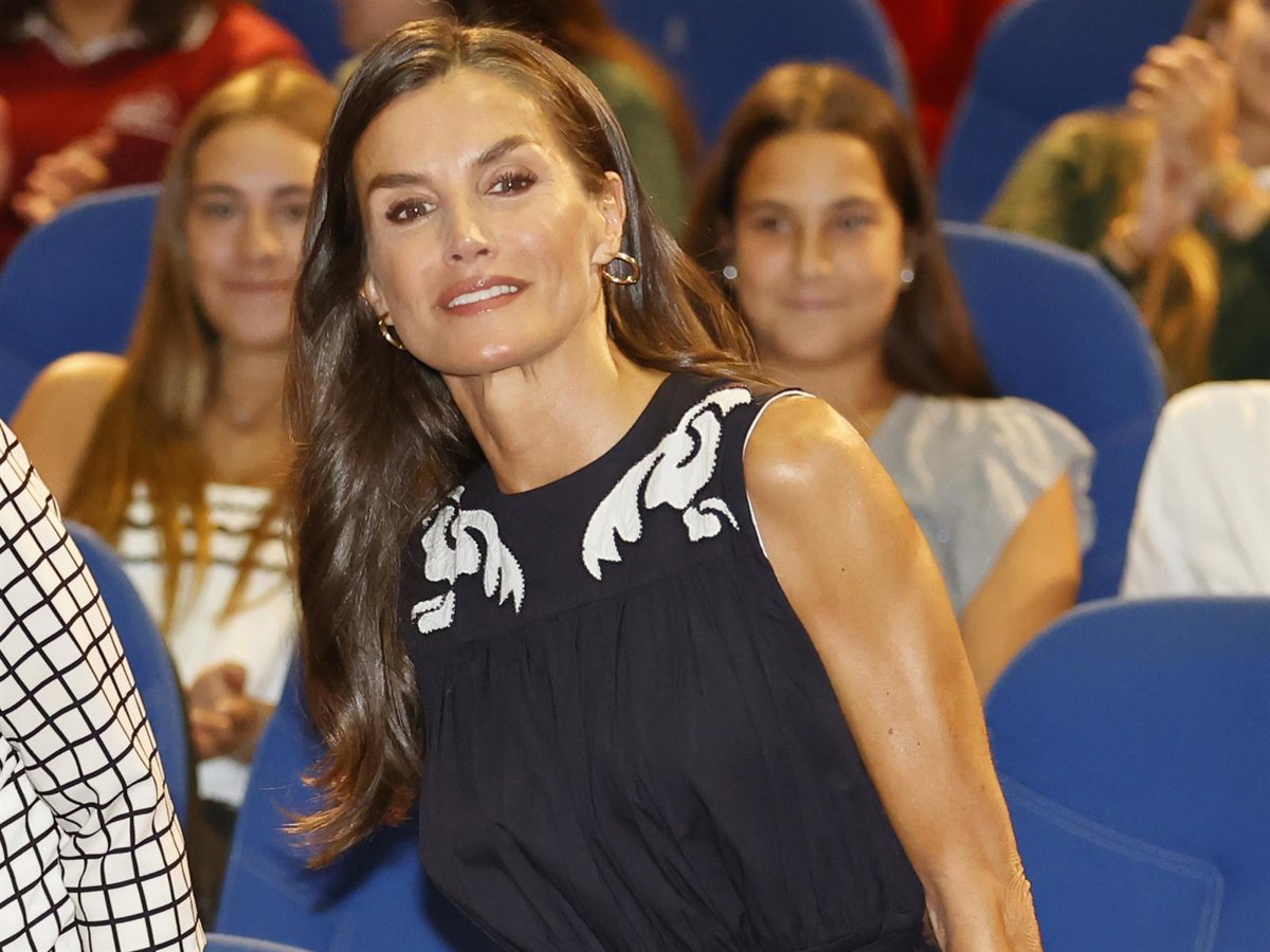 La Reina Letizia deslumbra en su vuelta al trabajo presumiendo de moreno y brazos tonificados con un estreno veraniego