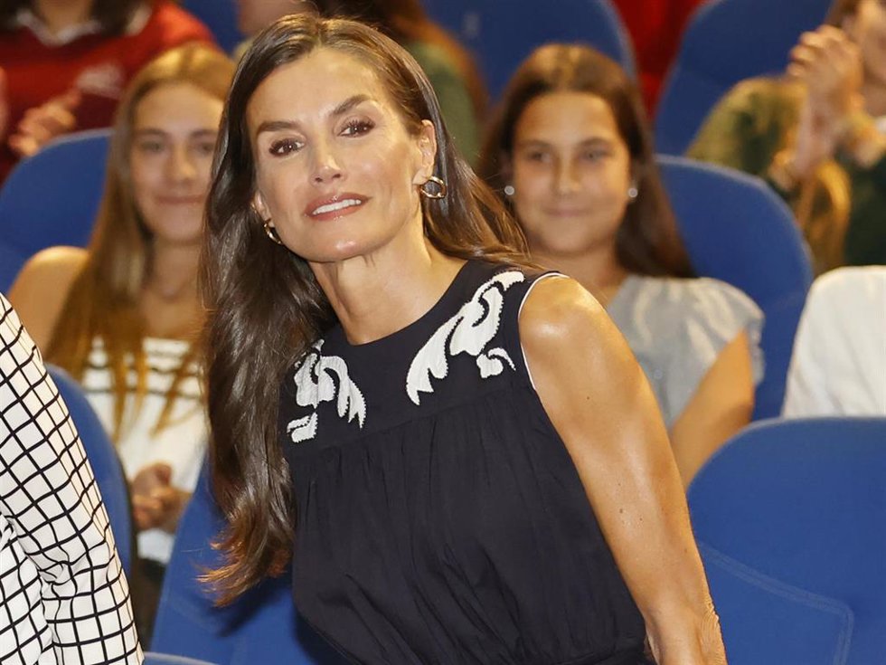 La Reina Letizia ha estrenado un diseño de Antik Batik en su vuelta al trabajo