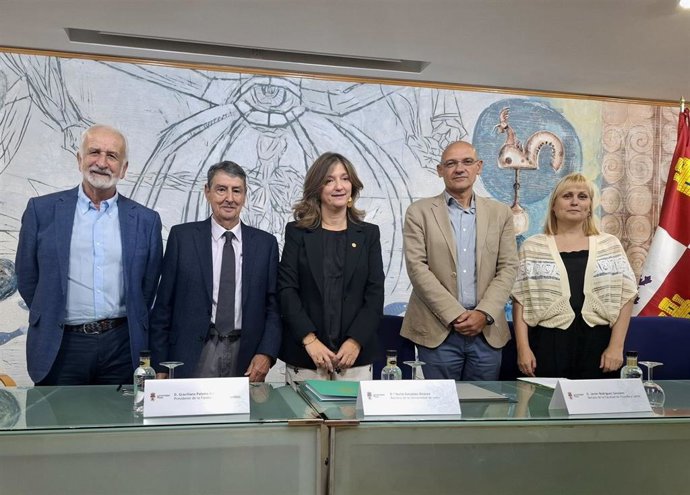 La rectora de la ULE, Nuria González (centro) y el presidente de la Fundación Sierra Pambley, Graciliano Palomo (a su izquierda), tras firmar un convenio de colaboración entre ambas entidades.