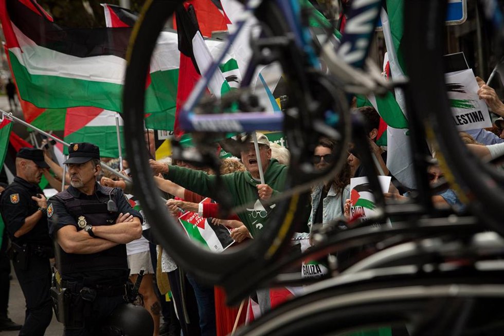 Decenas de personas durante una concentración contra la participación de Israel en la Vuelta Ciclista de España, en Pontevedra
