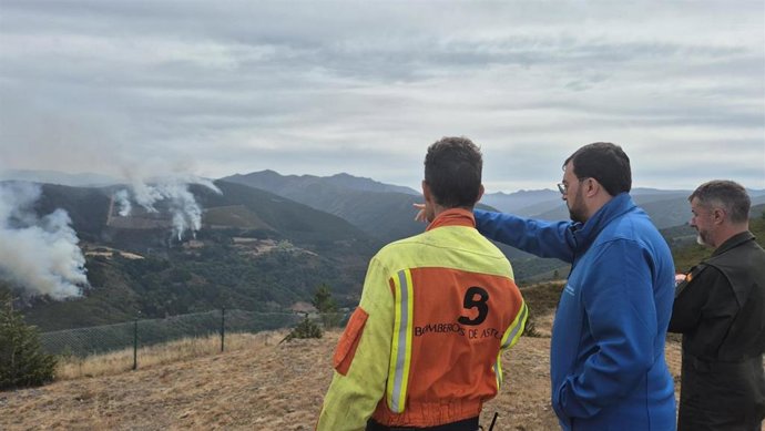El presidente del Principado, Adrián Barbón, observa el incendio forestal en Ibias