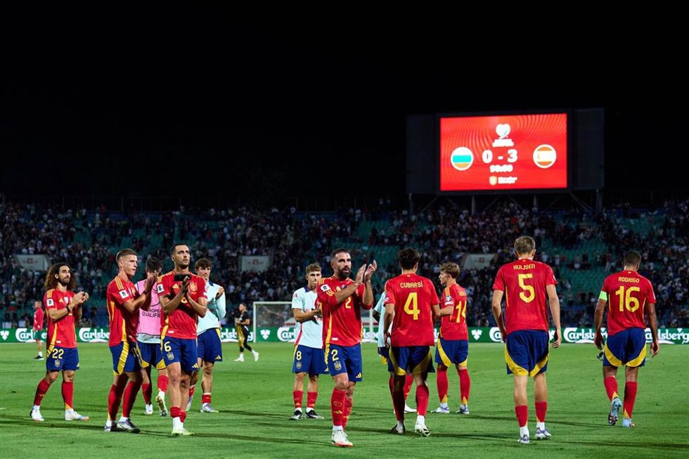 La selección española de fútbol aplaude a aficionados españoles en Sofía (Bulgaria).
