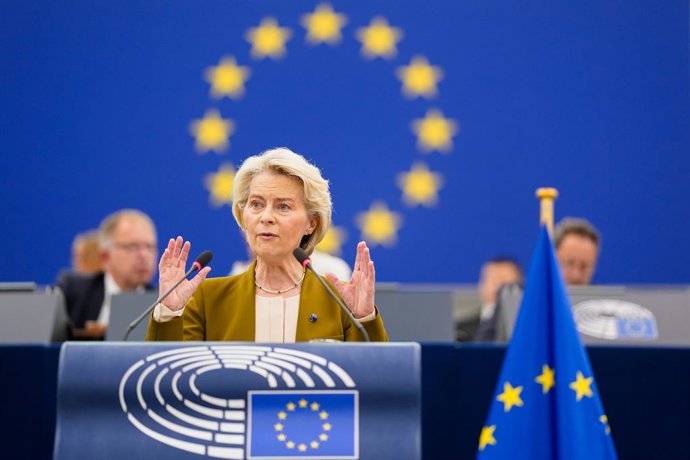 La presidenta de la Comisión Europea, Ursula von der Leyen, durante su intervención en el debate sobre el Estado de la Unión (SOTEU) en el pleno del Parlamento Europeo en Estrasbugo (Francia).