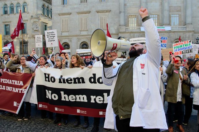 Archivo - Una manifestació convocada per Metges de Catalunya