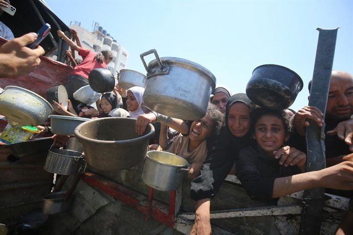 Archivo - 02 August 2025, Palestinian Territories, Gaza: Palestinians wait to receive food from a charity kitchen in Gaza. Against the backdrop of a looming hunger crisis in the Gaza Strip, large-scale aid deliveries reached the besieged and embattled coa