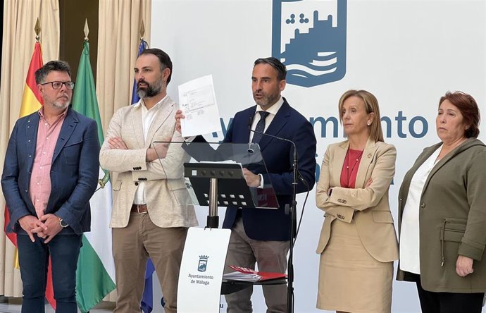 El portavoz del PSOE en el Ayuntamiento de Málaga, Daniel Pérez, acompañado por parte de su grupo municipal en una imagen de archivo.