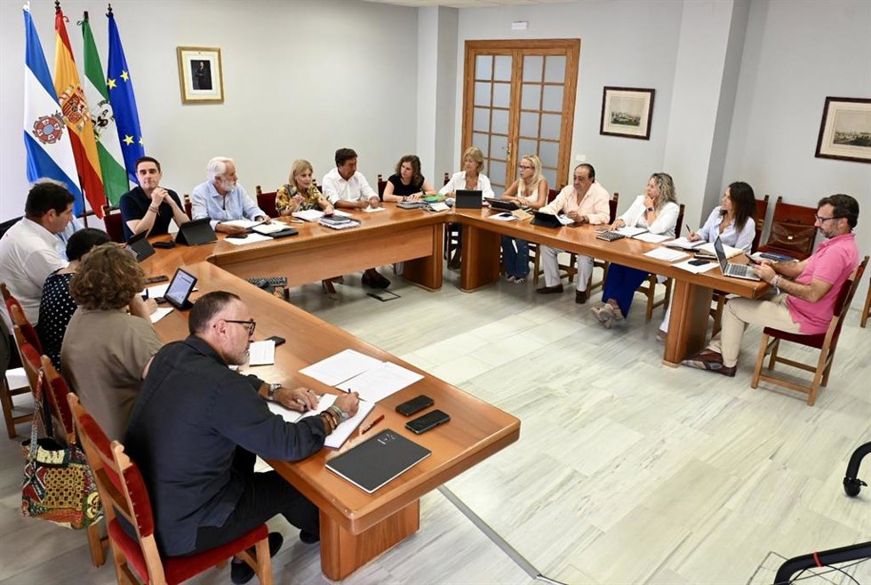 La alcaldesa de Jerez de la Frontera (Cádiz), María José García-Pelayo, preside la reunión del gobierno municipal.