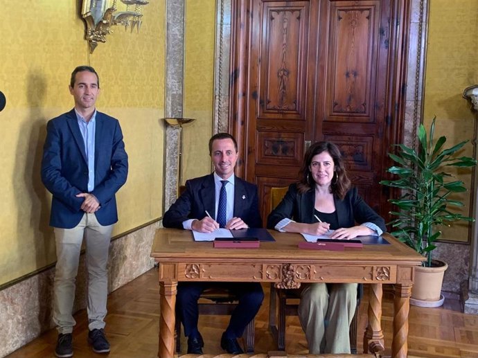 La consellera de Familias, Bienestar Social y Atención a la Dependencia, Sandra Fernández, firma con el presidente del Consell de Mallorca, Llorenç Galmés.