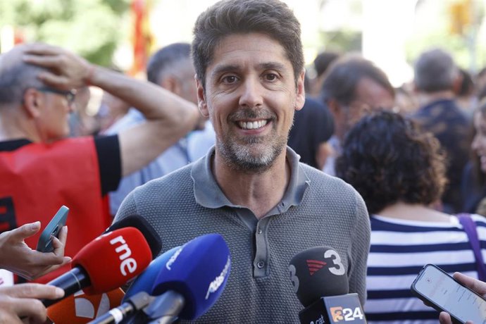 El portavoz de Comuns, David Cid, atiende a los medios durante una concentración a favor de la reducción de la jornada laboral, a 10 de septiembre de 2025, en Barcelona, Cataluña (España)