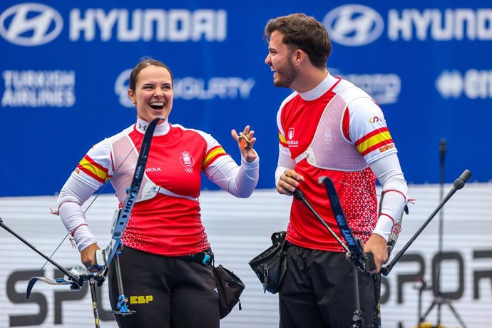 Archivo - SHANGHAI, April 28, 2024  -- Elia Canales (L) and Andres Temino Mediel of Spain react during the Recurve Mixed Team competition at Shanghai 2024 Archery World Cup Stage 1 in Shanghai, China, April 28, 2024.