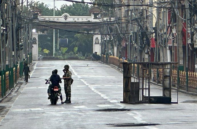 Imagen de archivo de un puesto de control durante el toque de queda en Nepal.