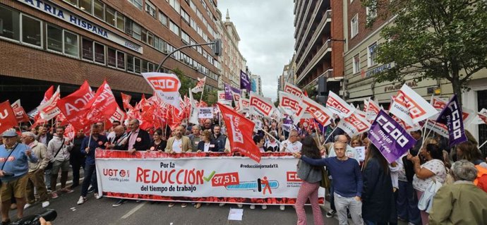 Unas 300 personas se han concentrado este miércoles en Valladolid para reclamar la reducción de la jornada laboral