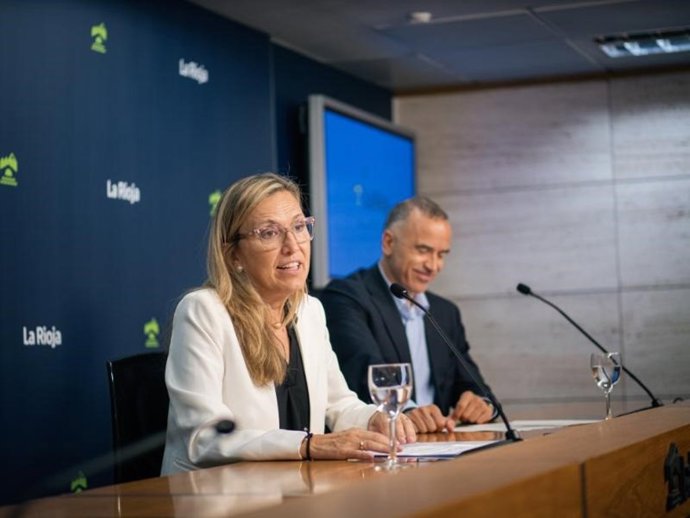 La consejera de Economía, Innovación, Empresa y Trabajo Autónomo, Belinda León, y el director gerente de CNTA, Héctor Barbarin