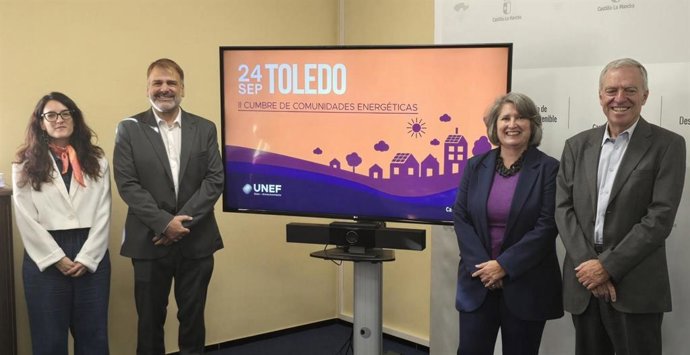 La consejera de Desarrollo Sostenible, Mercedes Gómez, el director general de UNEF, José Donoso, y la directora de Comunidades Energéticas de UNEF, Paula Santos, presentan la II Cumbre Nacional de Comunidades Energéticas.