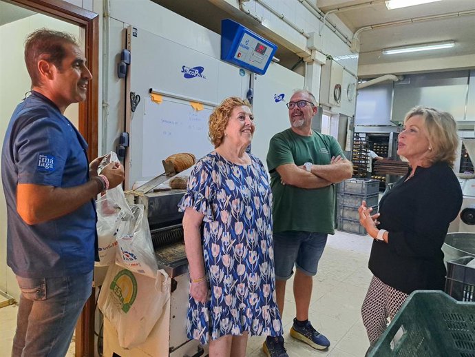 La delegada de Empleo en Málaga, Carmen Sánchez Sierra visita una panadería en Málaga capital.