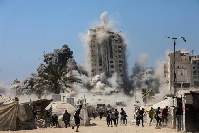 Derrumbe de una torre residencial en la ciudad de Gaza a causa de un bombardeo ejecutado por el Ejército de Israel (archivo)
