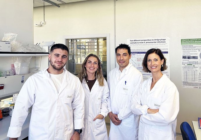De izquierda a derecha, Marco Pardo-Freire (UV), Mireia Bernabéu-Gimeno (UV), Benjamin K. Chan (Yale University), Pilar Domingo-Calap (UV), equipo científico del trabajo.