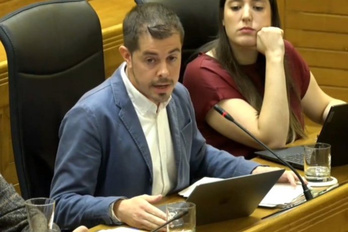 Los portavoces de IU y Podemos, Javier Suárez Llana y Olaya Suárez, respectivamente, durante el Pleno Municipal gijonés.