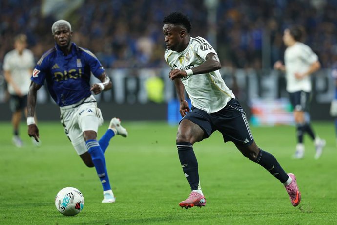 Vinicius Junior do Real Madrid CF em ação durante a partida de futebol da Liga Espanhola, LaLiga EA Sports, disputada entre Real Oviedo e Real Madrid no estádio Carlos Tartiere em 24 de agosto de 2025, em Oviedo, Astúrias, Espanha.