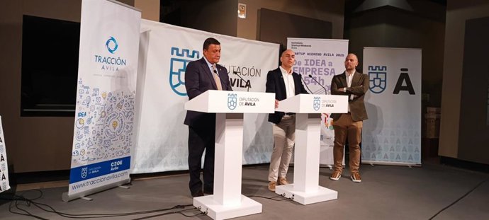 El presidente de la Diputación, Carlos García; el presidente de CEOE Ávila, Diego Díez; y el responsable de atracción y dinamización de inversiones de la Oficina de Tracción Ávila, Diego del Nogal, presentan el Startup Weeken en Ávila