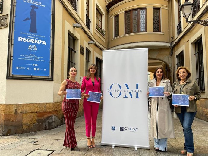 La concejal de Economía, Leticia González, junto a representantes de comercios participantes en la presentación de 'Pasarela Oviedo es moda'.