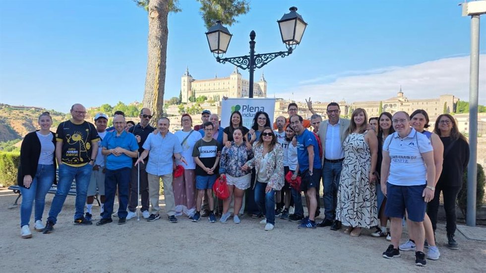 La consejera de Bienestar Social, Bárbara García Torijano, visita en el Albergue Castillo de San Servando de Toledo uno de los turnos de este programa.