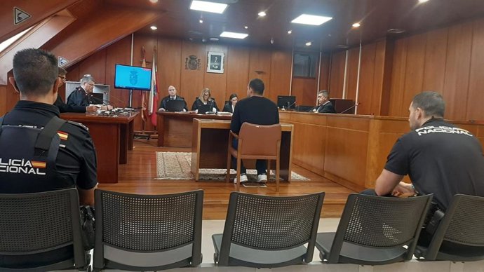 El acusado de agresión sexual a su hijastra, y de grabar las relaciones sexuales y exhibirle pornografía, en el juicio contra él en la Audiencia de Cantabria