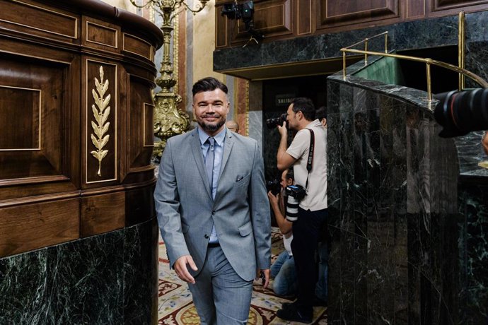 El portavoz de ERC en el Congreso, Gabriel Rufián, llega a un pleno en el Congreso de los Diputados, a 10 de septiembre de 2025, en Madrid (España). El Pleno del Congreso debate y vota  las enmiendas de totalidad que PP, Vox y Junts han presentado para de