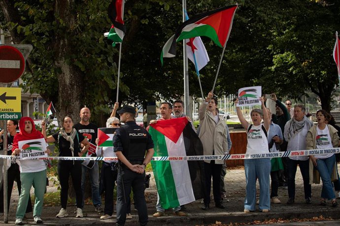 Decenas de personas durante una concentración contra la participación de Israel en la Vuelta Ciclista de España, en el Alto de San Cosme en Mos