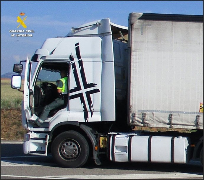 Dos camioneros detenidos por falsedad documental en Soria .