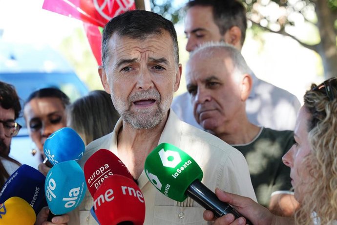 El coordinador general de Izquierda Unida, Antonio Maíllo, durante las protestas de UGT y CCOO por la reducción de la jornada laboral.