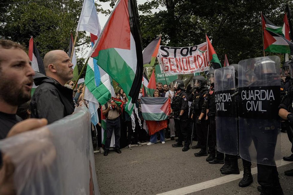 Decenas de personas durante una concentración contra la participación de Israel en la Vuelta Ciclista de España, en el Alto de San Cosme en Mos 