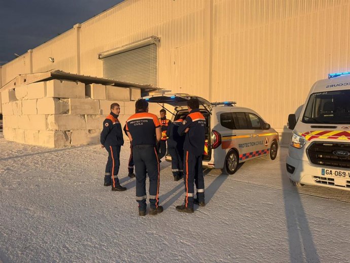 Efectivos de Protección Civil de Francia tras el fallecimiento de varios migrantes en aguas del canal de la Mancha