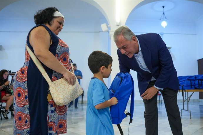 Entrega del alcalde de Sevilla, José Luis Sanz, de las primeras mochilas del plan 'Equípate'.