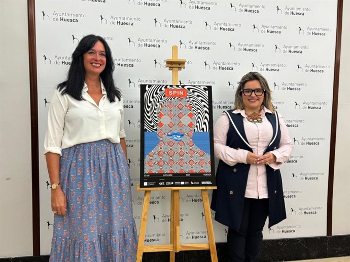 La alcaldesa de Huesca, Lorena Orduna, y la concejal de Cultura, Sonia Latre, junto al cartel del SPIN Festival 2025.