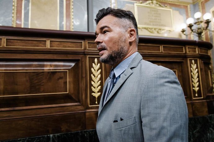El portavoz de ERC en el Congreso, Gabriel Rufián, llega a un pleno en el Congreso de los Diputados, a 10 de septiembre de 2025, en Madrid (España). 