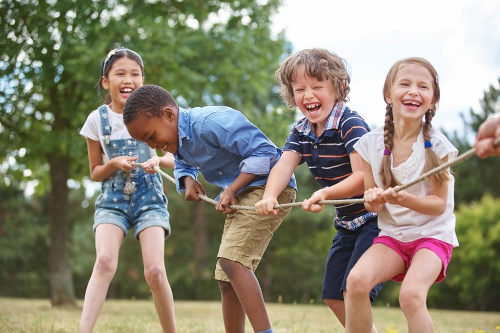 Niños jugando en verano